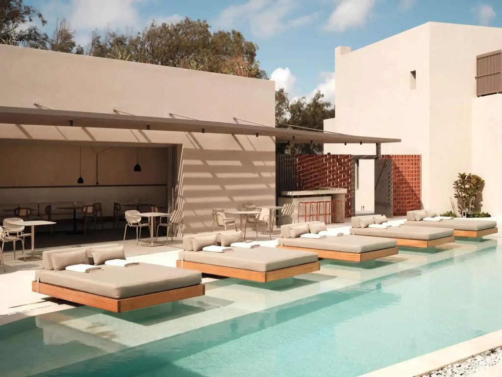 Liegen am Pool Enarma Suites & Spa Wellness Retreat